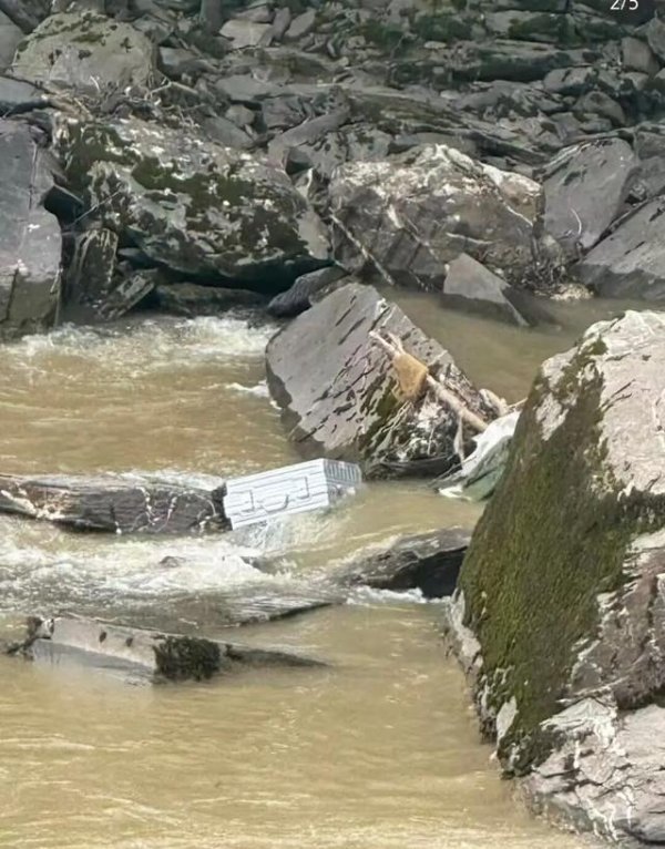 智慧财讯 四川阿坝一车辆发生车祸，2人死亡5人失联，家属称躲避落石或车辆爆胎导致冲下山崖，当地文旅：目前汛期，建议暂缓前来游玩