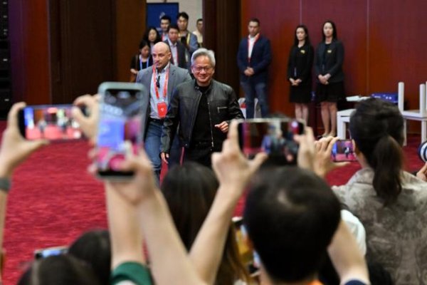 恒盛策略 美国解禁H20芯片AB面，黄仁勋一年三次来华的“芯”事